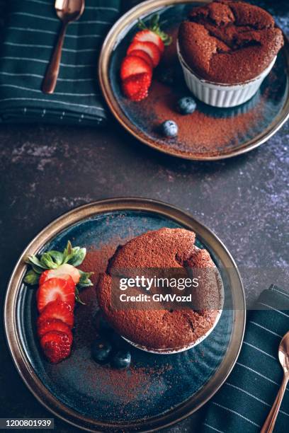 schokoladen-souffle serviert mit erdbeeren - chocolate souffle stock-fotos und bilder