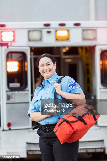 救急車の後部ドアに立っている女性救急隊員 - 救急救命士 ストックフォトと画像