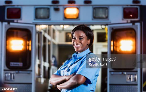 afroamerikanische frau arbeitet als sanitäterin - paramedics stock-fotos und bilder