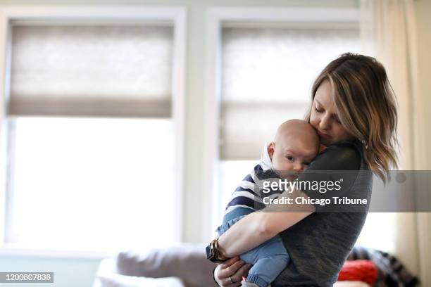 Jenny Mason-Frey juega y cuida a su hijo de 3 meses, Jack Frey, en su casa el martes 4 de febrero de 2020 en Chicago. Mason-Frey, quien dio a luz al...