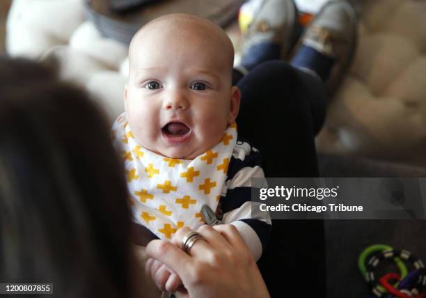 Jenny Mason-Frey juega y cuida a su hijo de 3 meses, Jack Frey, en su casa el martes 4 de febrero de 2020 en Chicago. Mason-Frey, quien dio a luz al...