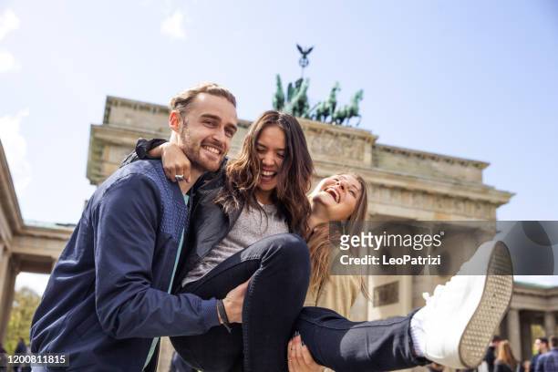friends traveling to berlin - brandenburger tor stock pictures, royalty-free photos & images