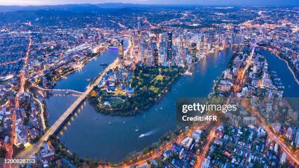 brisbane skyline night panorama, australien - brisbane skyline stock-fotos und bilder