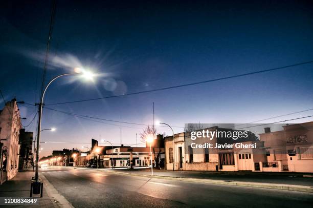 amanecer en la ciudad de rauch, buenos aires, argentina. - amanecer ciudad foto e immagini stock