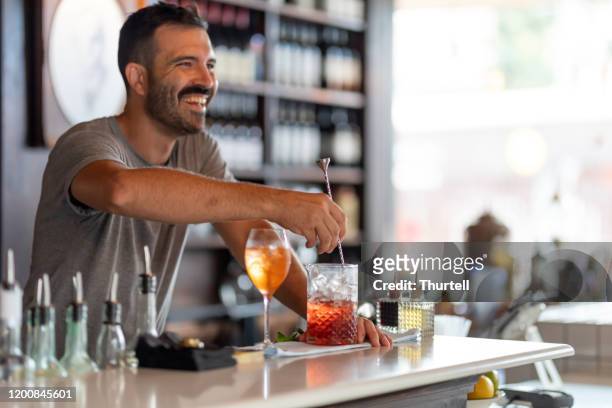 bartender machen cocktails - making stock-fotos und bilder