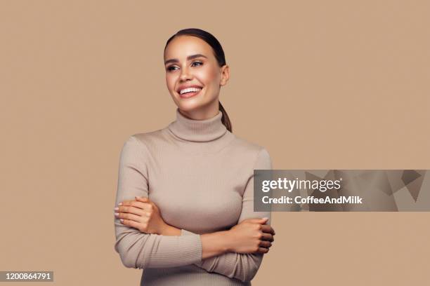 la fille avec le sourire parfait pose au studio - elegance photos et images de collection