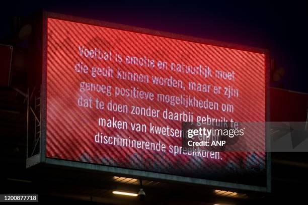 Voetbal is emotie en natuurlijk moet die geuit kunnen worden, maar er zijn genoeg positieve mogelijkheden om dat te doen zonder daarbij gebruik te...