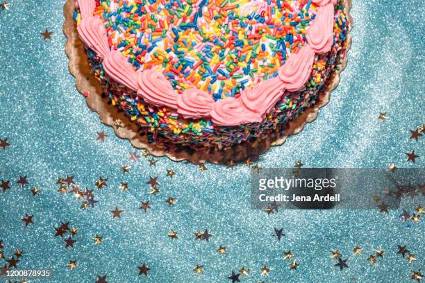 birthday background, birthday cake, birthday party background, sprinkles, sprinkle cake - cake party bildbanksfoton och bilder