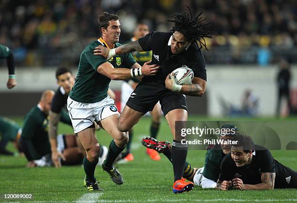 Ma'a Nonu of the All Blacks fends off Ruan Pienaar of the Springboks during the Tri-Nations match between the New Zealand All Blacks and the South...