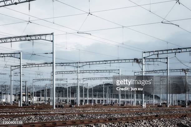 high-speed train tracks and power grids - zuid china stockfoto's en -beelden