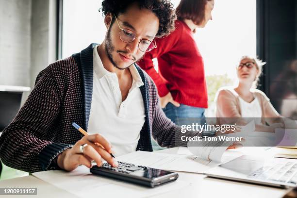 student using calculator to work out math problem - mathematics 個照片及圖片檔