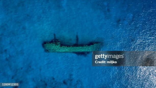 vista aérea del naufragio bajo el agua - restos de un accidente fotografías e imágenes de stock