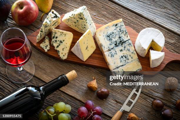 blauwe kaas en rode wijn in snijplank - red wine stockfoto's en -beelden