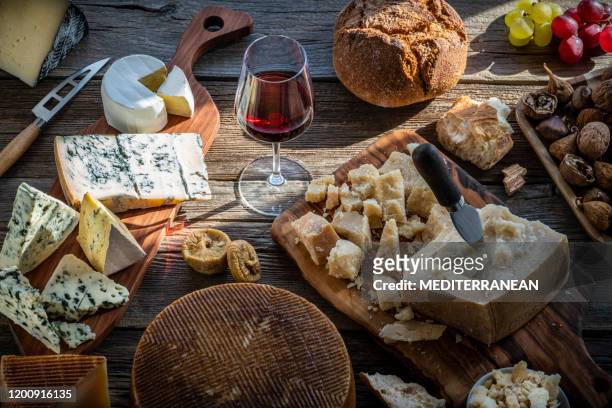 blaukäse manchego und parmigliano reggiano - cheese and wine stock-fotos und bilder
