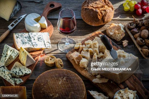 blauwe kaas manchego real en parmigliano reggiano - chestnut food stockfoto's en -beelden