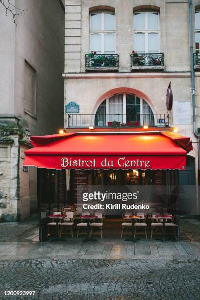sidewalk café in central paris, france - paris france stock-fotos und bilder