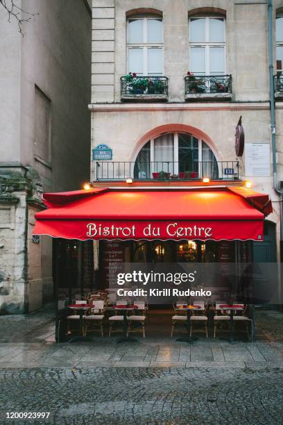 sidewalk café in central paris, france - parisian cafes stock pictures, royalty-free photos & images