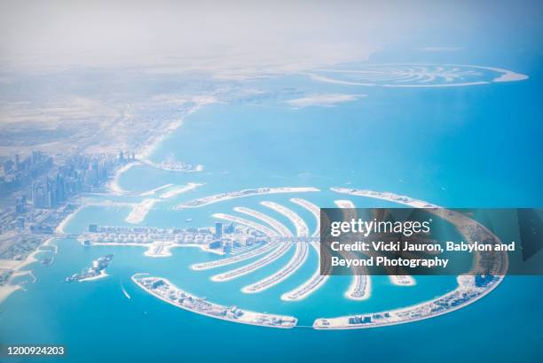 aerial view of the palm jumeirah in dubai - hotel jumeirah beach fotografías e imágenes de stock