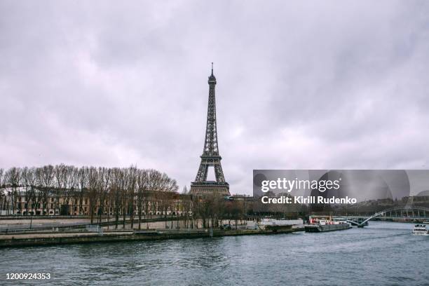 seine river and eiffel tower on a rainy winter afternoon - seine river stock pictures, royalty-free photos & images
