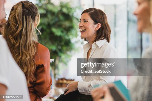 Vrolijke collega's die tijdens collectieve gebeurtenis lachen Vrolijke collega's die tijdens collectieve gebeurtenis lachen