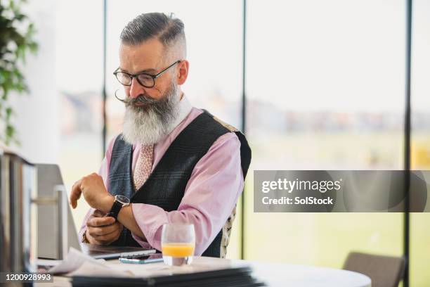 hombre de negocios hipster con reloj de control portátil - bigote manillar fotografías e imágenes de stock