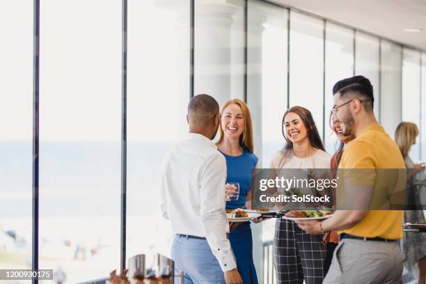 gruppe fröhlicher kollegen genießen mittagspause bei veranstaltung - business restaurant gespräch stock-fotos und bilder