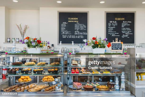 cafe teller met gebak en desserts te koop - vitrinekast stockfoto's en -beelden