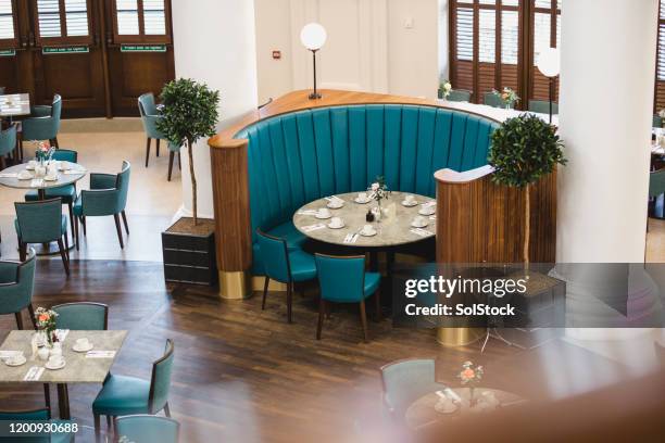 interno di elegante sala da pranzo ristorante - vintage restaurant foto e immagini stock