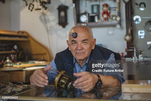 portret van hogere horlogemaker - alleen seniore mannen stockfoto's en -beelden