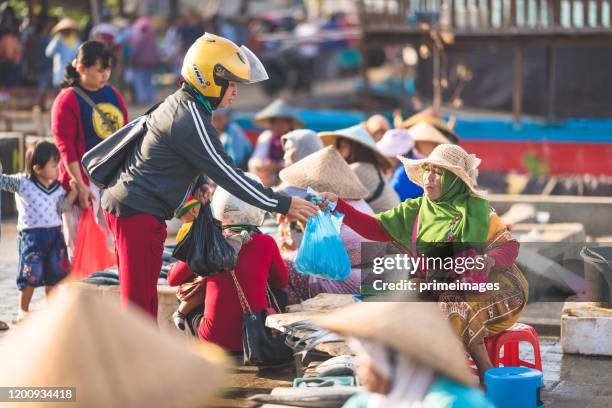 der handelsplatz des verkäufers von fisch und gemüse auf dem ubud-markt in indonesien - indonesian culture stock-fotos und bilder