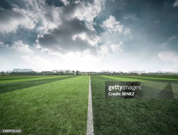 football field - spielfeldrand markierung stock-fotos und bilder