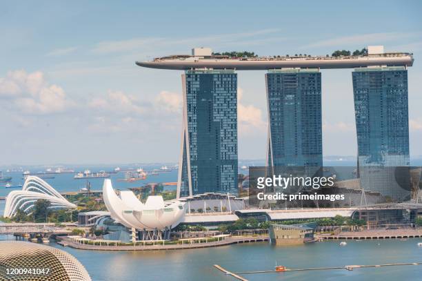singapore skyline en marina bay de jachthaven is het centrum van de economie in singapore, er zijn hier al het gebouw in singapore central - marina bay sands skypark stockfoto's en -beelden