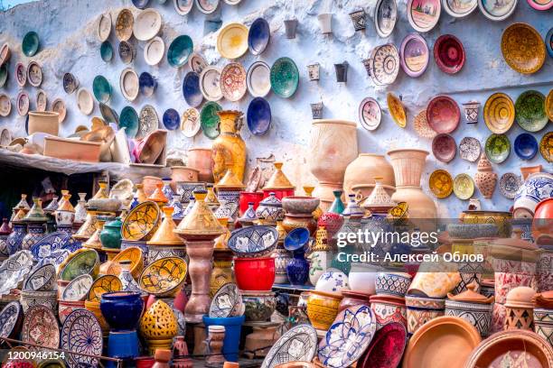 plates, tajines and pots. moroccan cookware on the market - zoco fotografías e imágenes de stock