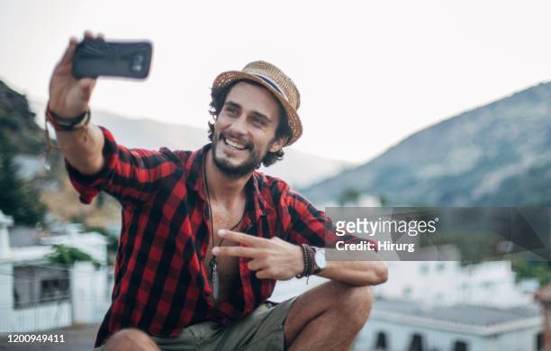guapo chico tomando selfie - checked shirt fotografías e imágenes de stock