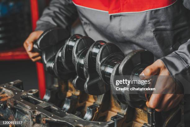 refrigeración por agua del motor de cuatro cilindros automotriz durante la reparación. - construction machinery fotografías e imágenes de stock