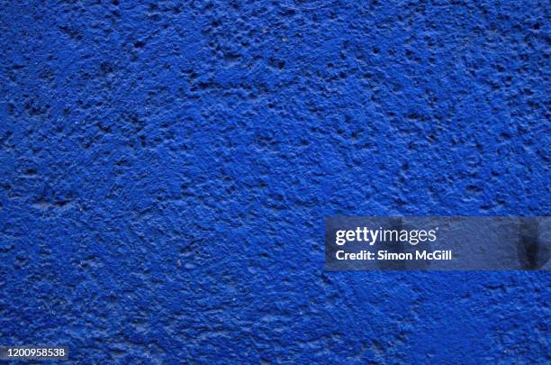 building exterior stucco wall painted royal blue - royal blue imagens e fotografias de stock