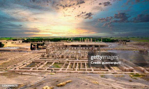 de ruïnes van de acient stad persepolis bij zonsondergang, iran - shiraz stockfoto's en -beelden