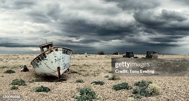 storm clouds over dungeness, kent, england, uk - dungeness stockfoto's en -beelden