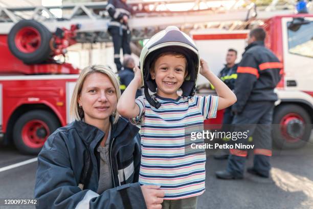 weinig brandweerman - red event in stockfoto's en -beelden