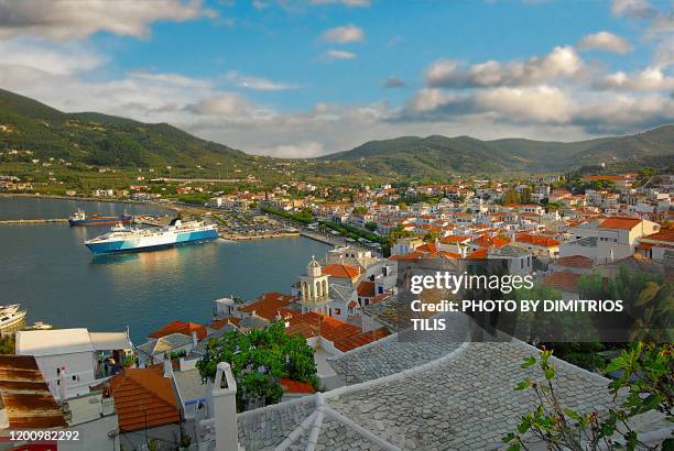 skopelos chora's port and settlement - insel skopelos stock-fotos und bilder