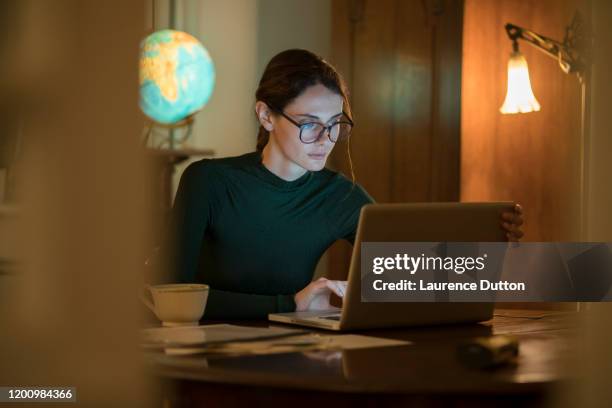 studio della donna del lavoro notturno a casa - journalist foto e immagini stock