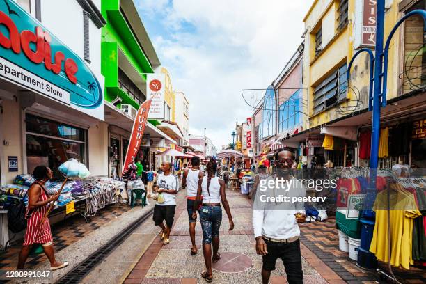 drukke caribische stad-bridgetown, barbados - bridgetown barbados stockfoto's en -beelden