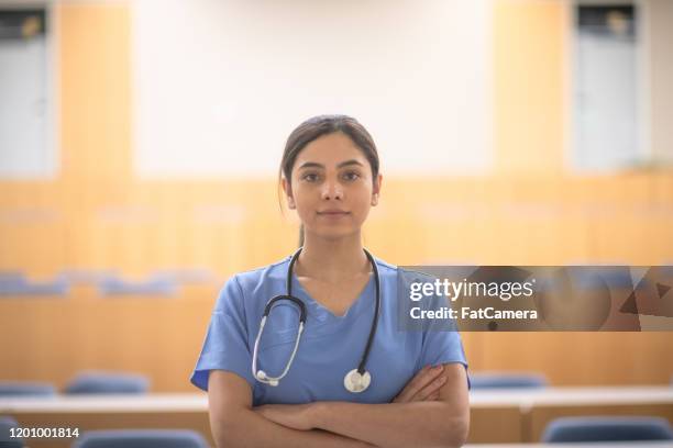 vrouwelijke medische student portret stockfoto - indian college stockfoto's en -beelden