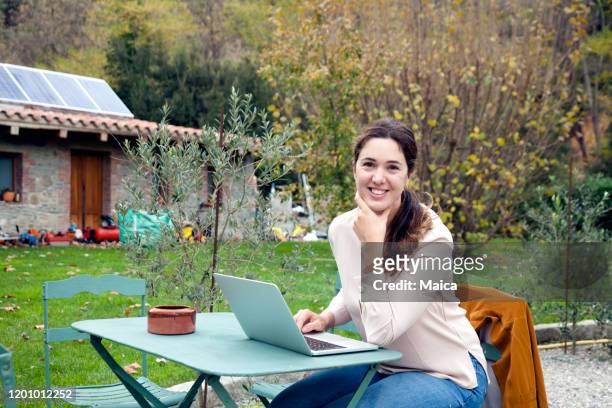 mujer trabajando con computadora portátil en el jardín - woman fresh air fotografías e imágenes de stock