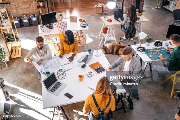 zakelijke collega's analyseren van nieuw project op kantoor - partnership teamwork build stockfoto's en -beelden