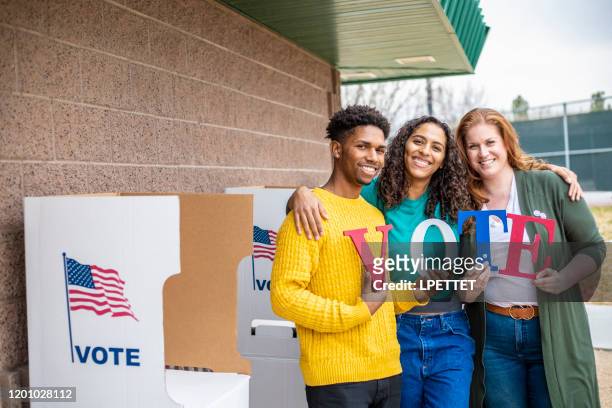 stemmen - young voters stockfoto's en -beelden