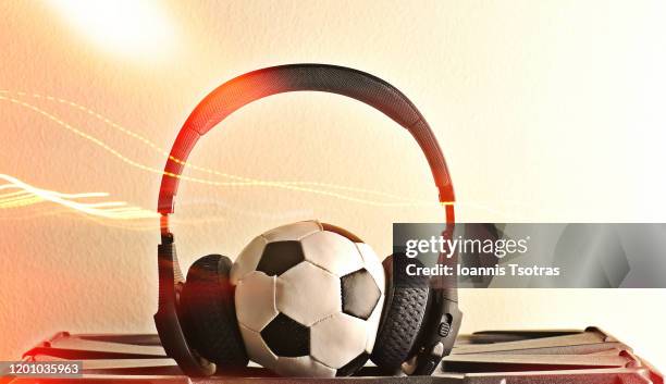 football ball with headphones - commentator 個照片及圖片檔