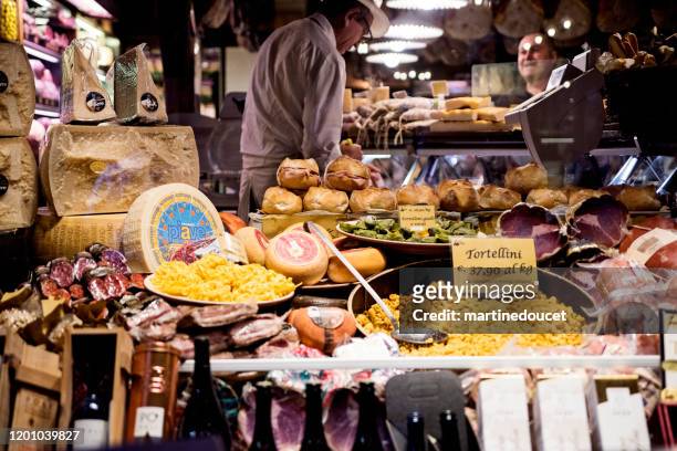 typische venster van een pasta winkel in de stad bologna, italië. - bologna stockfoto's en -beelden