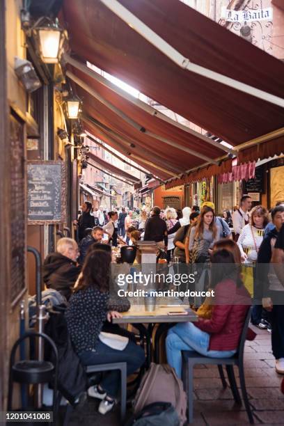 gente en restaurantes en el mercado callejero de bolonia, italia. - bologna fotografías e imágenes de stock