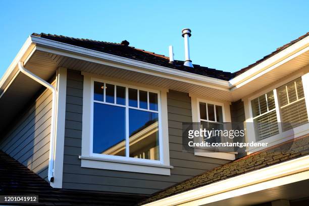 nahaufnahme der modernen wohnarchitektur mit allen trimmungen - dachrinne stock-fotos und bilder
